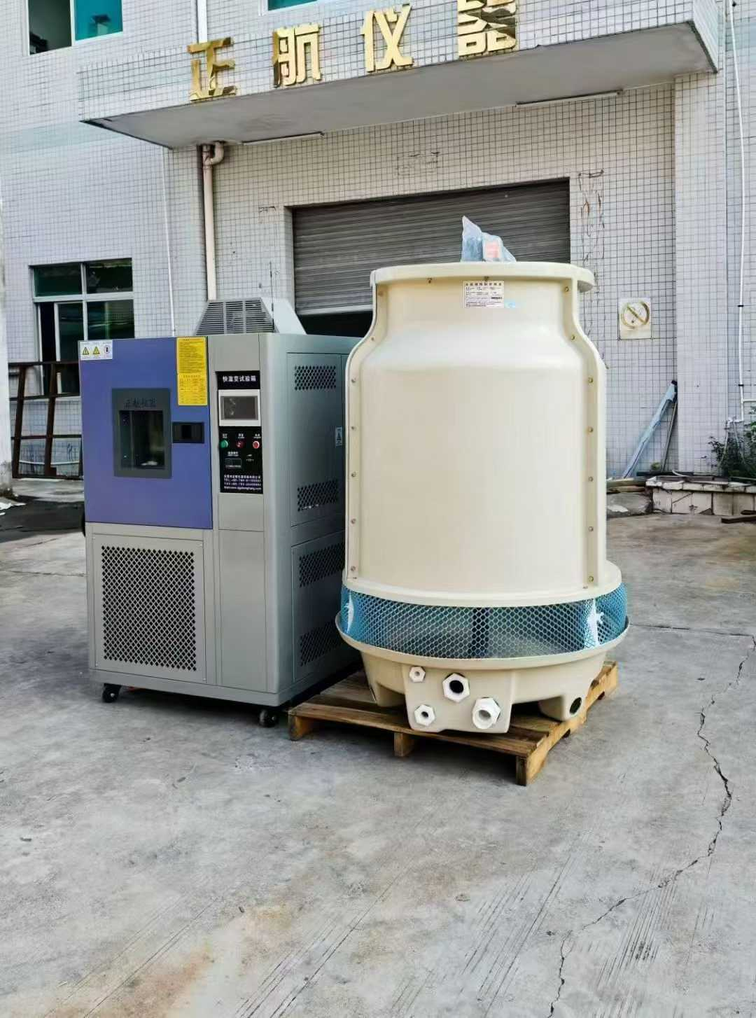 近日，我司將一臺水冷式線性快速溫度變化試驗箱送深圳銅排生產客戶，感謝客戶對于我司的大力支持。說起這個設備，也是歷經坎坷。在設備的溝通過程中，雖然客戶提出較高的技術要求，但我司秉持著盡心盡力滿足客戶需求為宗旨。多次進行技術攻堅會議，必須在有限的空間內滿足客戶較高的快速線性溫度變化要求。  （快速溫變試驗箱已整裝待發） 因為客戶要求較高的線性快速溫度變化，而這臺設備屬于小型的設備，在有限的空間內，我們需要充分考慮到設備的制冷，制熱以及散熱問題，如果任何一個方面無法達到的話，那么后果將會是毀滅性的。  （裝車發走！） 我司對于此類有挑戰性的設備，充滿信心，因為我們堅信每一次的攻堅都是企業成功的一小步。只有不斷的提升我們的技術，才能在市場生存